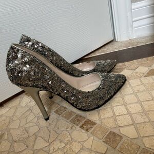 Live from the red carpet heel size 6B